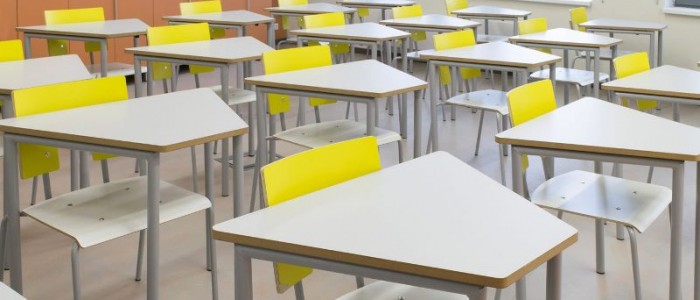 Skolas mēbeļu ražošana – galdi un krēsli mācību klasēm
