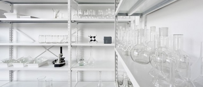 Metāla plaukti mantu glabāšanai laboratorijā