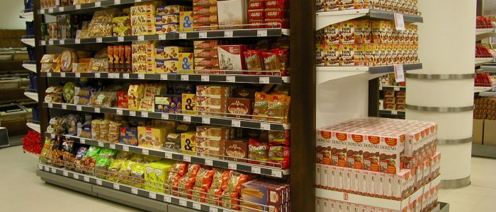pārtikas veikala sienas plaukts ar cenu profiliem