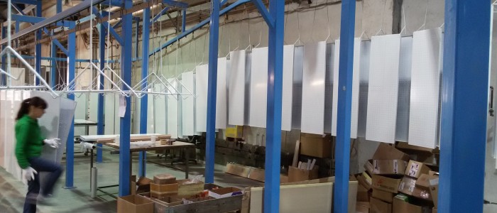 Metāla detaļu pulverkrāsošana konveijera līnijā