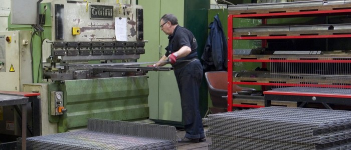 metāla lokšņu liekšana ar presi