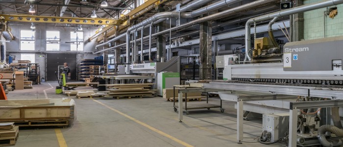 metālapstrādes ražošanas cehs ar CNC iekārtām