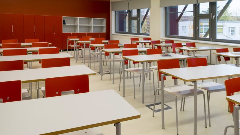 Regulējami skolas galdi izglītības iestādē