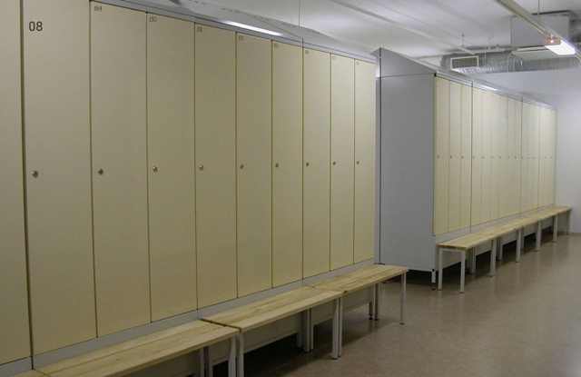 Metāla garderobes skapīši rindā ģērbtuvēs 