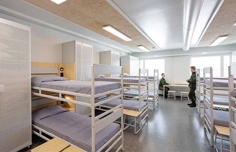 производство металлических кроватей на заводе