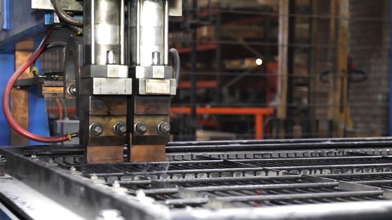Automated spot welding of metal wire mesh